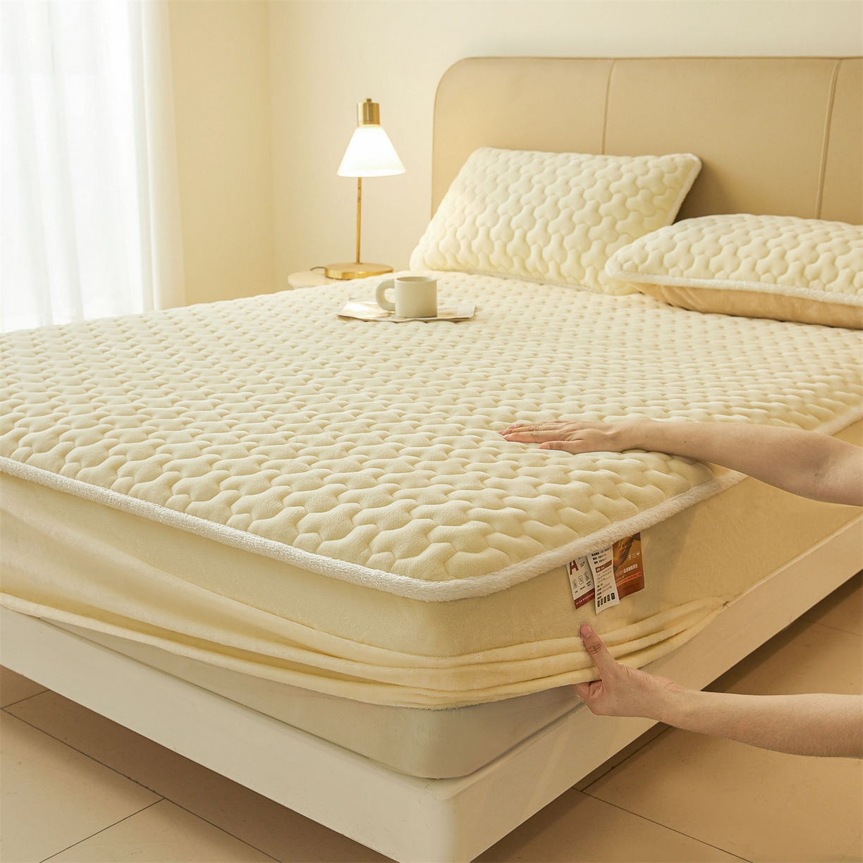 91家纺网 家纺一手货源 找家纺 雯豆家纺 2025冬季新款纯色素色牛奶绒夹棉床笠三件套保暖席梦思保护套牛奶绒夹棉床笠-点黄