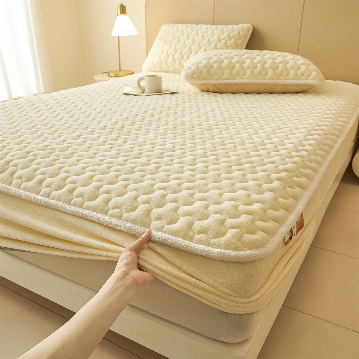 91家纺网 家纺一手货源 找家纺 雯豆家纺 2025冬季新款纯色素色牛奶绒夹棉床笠三件套保暖席梦思保护套牛奶绒夹棉床笠-点黄