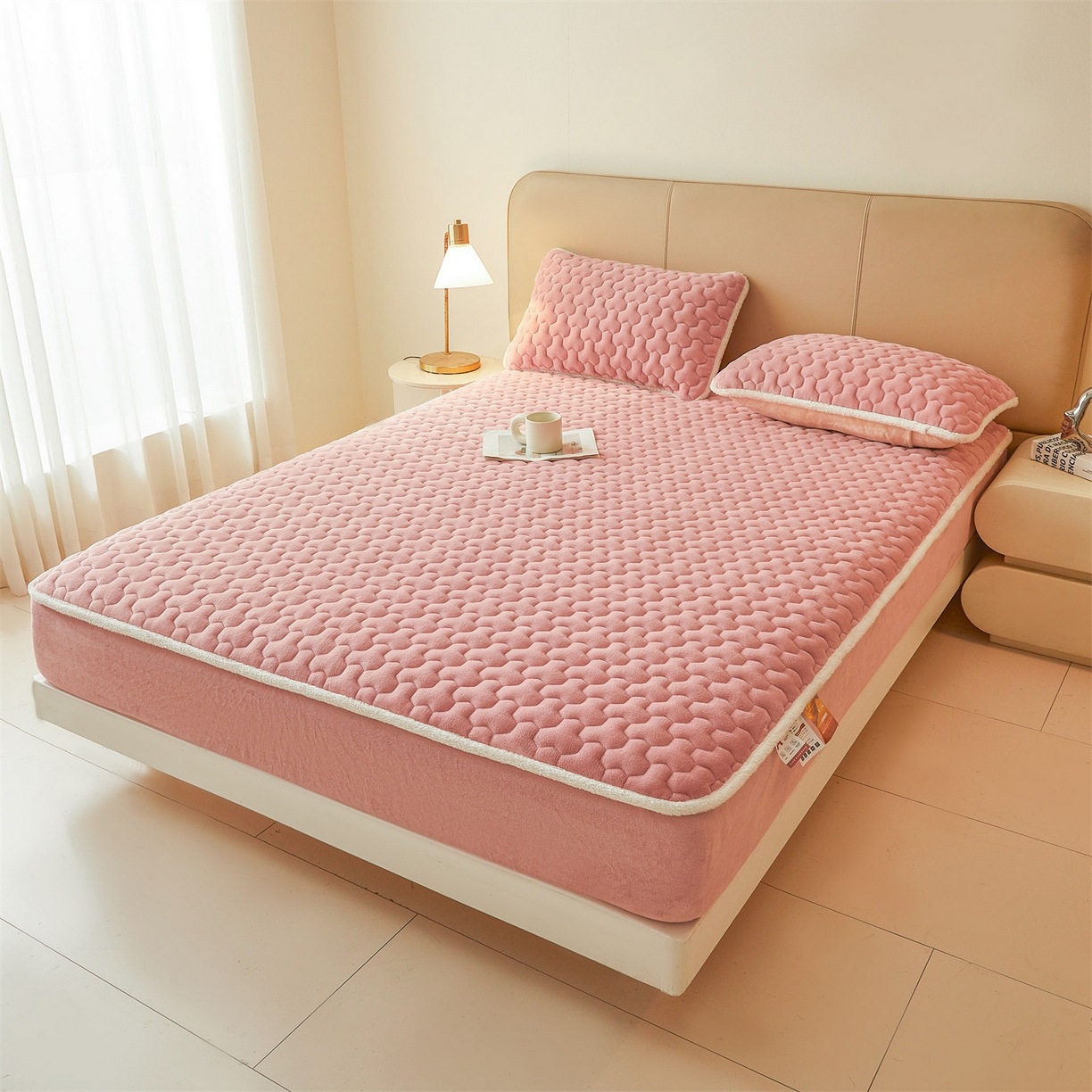 91家纺网 家纺一手货源 找家纺 雯豆家纺 2025冬季新款纯色素色牛奶绒夹棉床笠三件套保暖席梦思保护套牛奶绒夹棉床笠-格调粉