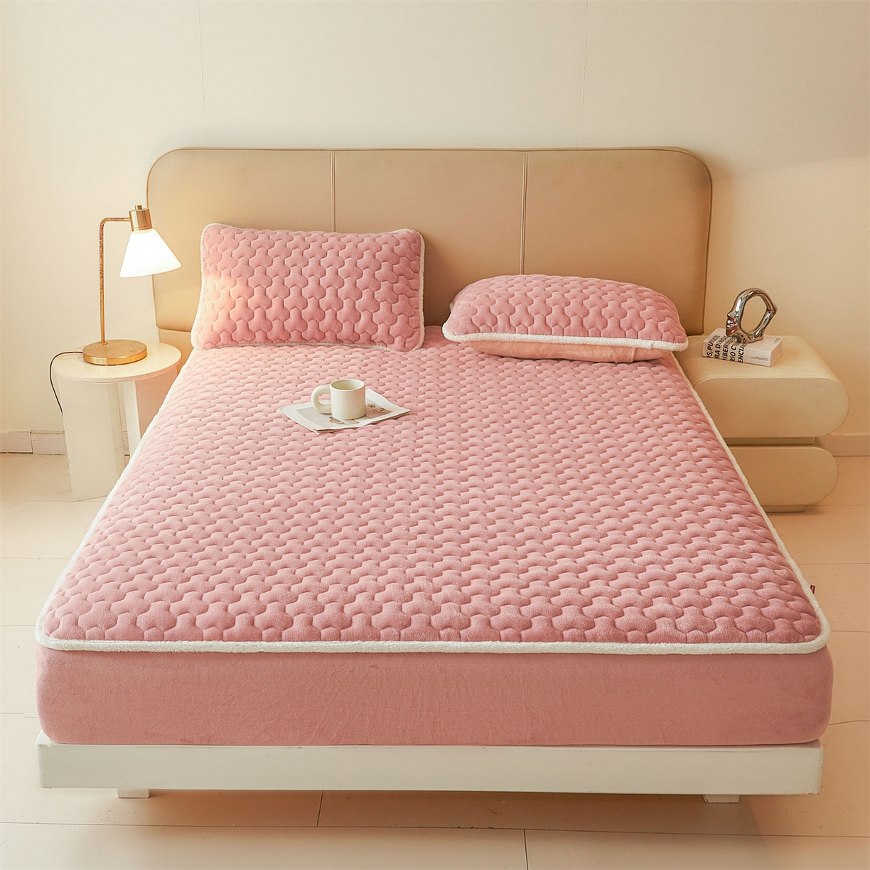 91家纺网 家纺一手货源 找家纺 雯豆家纺 2025冬季新款纯色素色牛奶绒夹棉床笠三件套保暖席梦思保护套牛奶绒夹棉床笠-格调粉