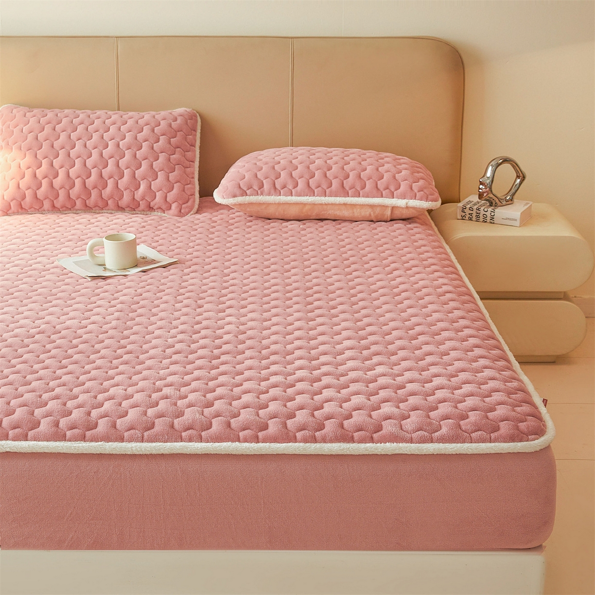 91家纺网 家纺一手货源 找家纺 雯豆家纺 2025冬季新款纯色素色牛奶绒夹棉床笠三件套保暖席梦思保护套牛奶绒夹棉床笠-格调粉