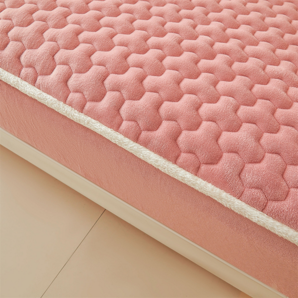 91家纺网 家纺一手货源 找家纺 雯豆家纺 2025冬季新款纯色素色牛奶绒夹棉床笠三件套保暖席梦思保护套牛奶绒夹棉床笠-格调粉