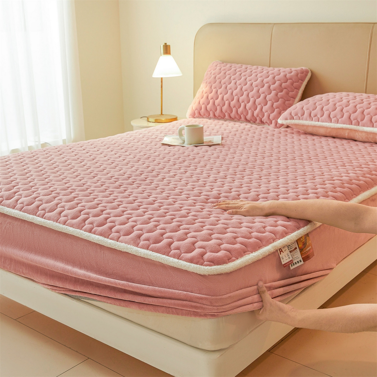 91家纺网 家纺一手货源 找家纺 雯豆家纺 2025冬季新款纯色素色牛奶绒夹棉床笠三件套保暖席梦思保护套牛奶绒夹棉床笠-格调粉