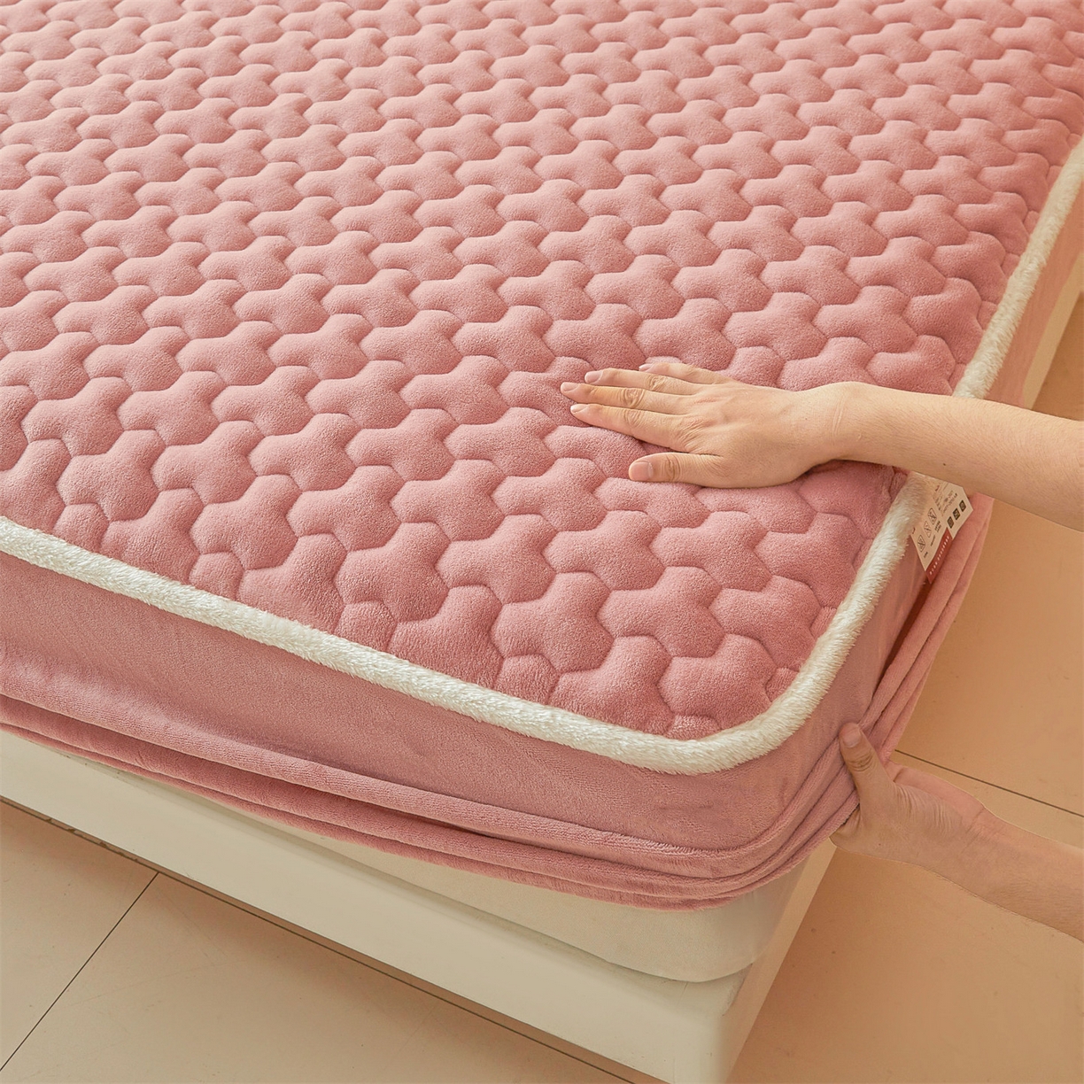 91家纺网 家纺一手货源 找家纺 雯豆家纺 2025冬季新款纯色素色牛奶绒夹棉床笠三件套保暖席梦思保护套牛奶绒夹棉床笠-格调粉