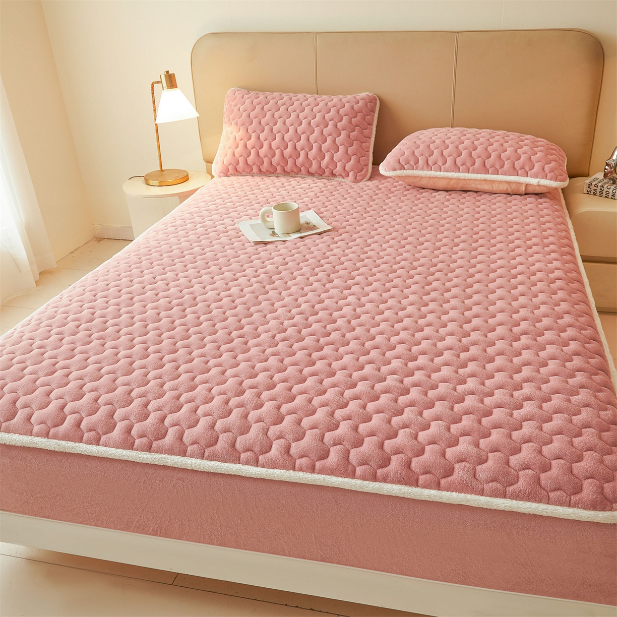 91家纺网 家纺一手货源 找家纺 雯豆家纺 2025冬季新款纯色素色牛奶绒夹棉床笠三件套保暖席梦思保护套牛奶绒夹棉床笠-格调粉