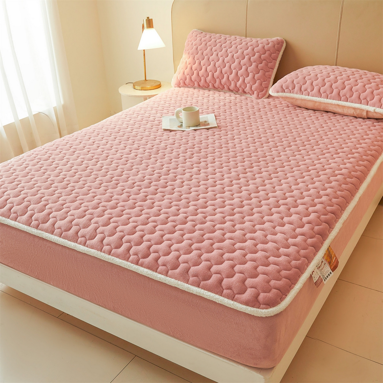 91家纺网 家纺一手货源 找家纺 雯豆家纺 2025冬季新款纯色素色牛奶绒夹棉床笠三件套保暖席梦思保护套牛奶绒夹棉床笠-格调粉