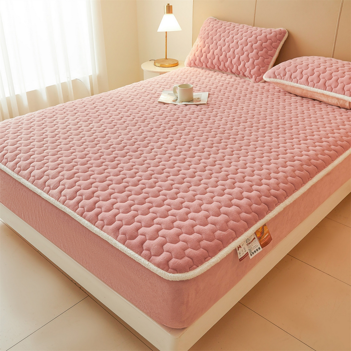 91家纺网 家纺一手货源 找家纺 雯豆家纺 2025冬季新款纯色素色牛奶绒夹棉床笠三件套保暖席梦思保护套牛奶绒夹棉床笠-格调粉