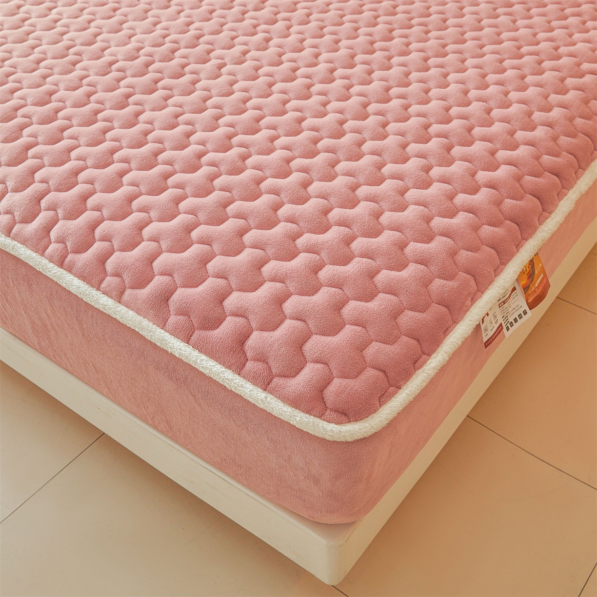 91家纺网 家纺一手货源 找家纺 雯豆家纺 2025冬季新款纯色素色牛奶绒夹棉床笠三件套保暖席梦思保护套牛奶绒夹棉床笠-格调粉