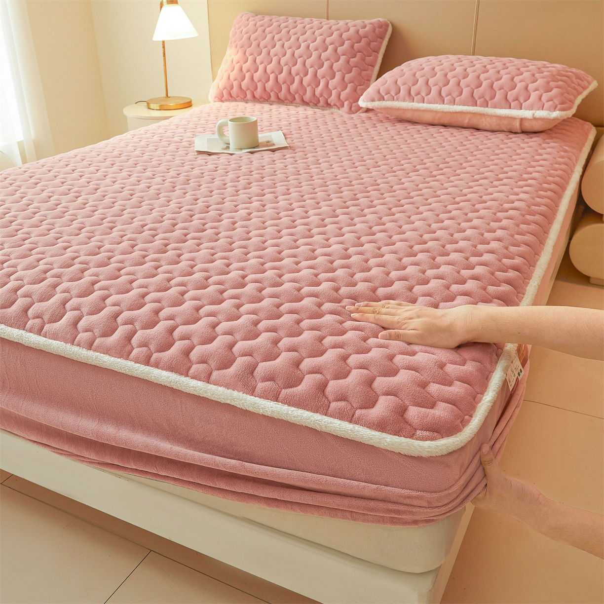 91家纺网 家纺一手货源 找家纺 雯豆家纺 2025冬季新款纯色素色牛奶绒夹棉床笠三件套保暖席梦思保护套牛奶绒夹棉床笠-格调粉