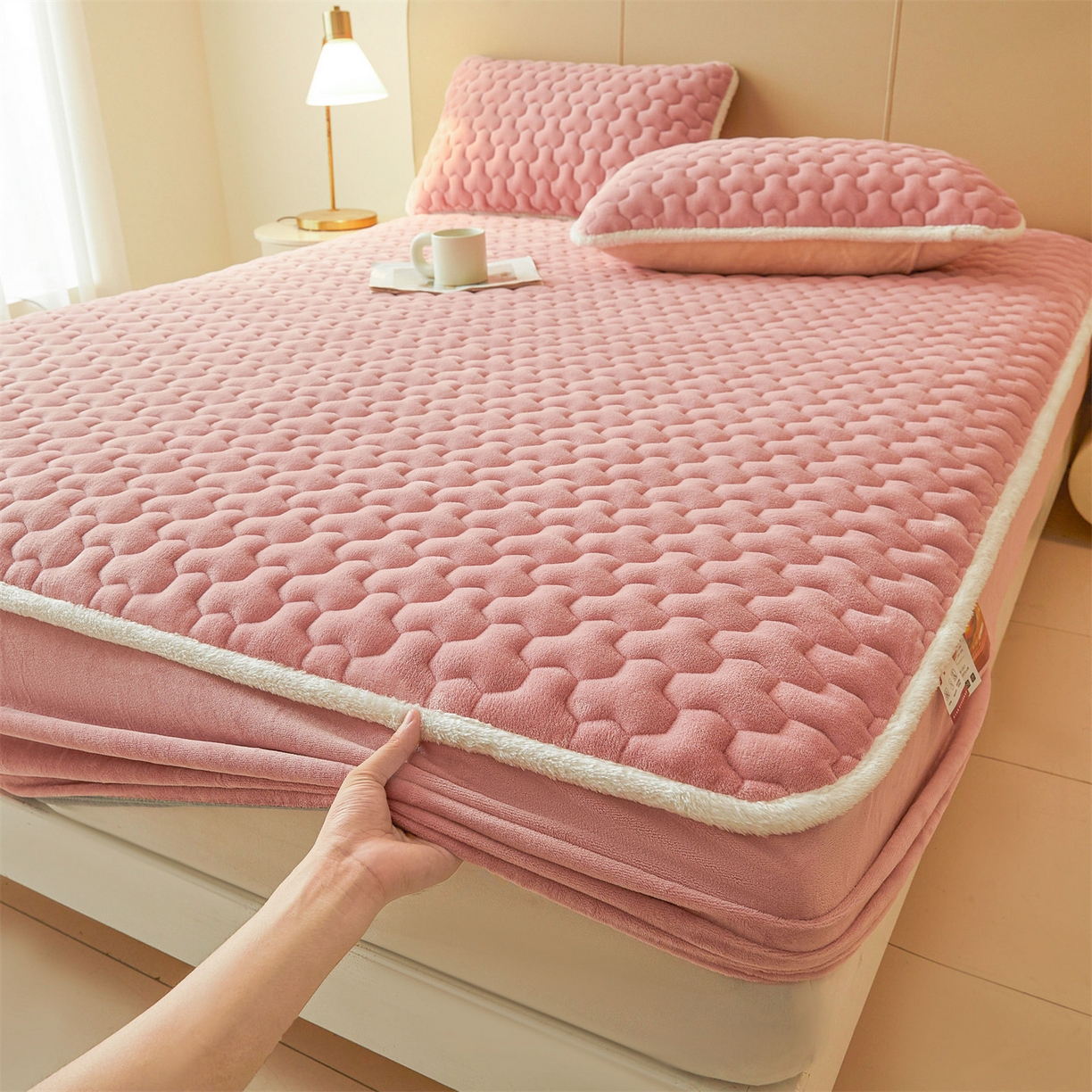 91家纺网 家纺一手货源 找家纺 雯豆家纺 2025冬季新款纯色素色牛奶绒夹棉床笠三件套保暖席梦思保护套牛奶绒夹棉床笠-格调粉