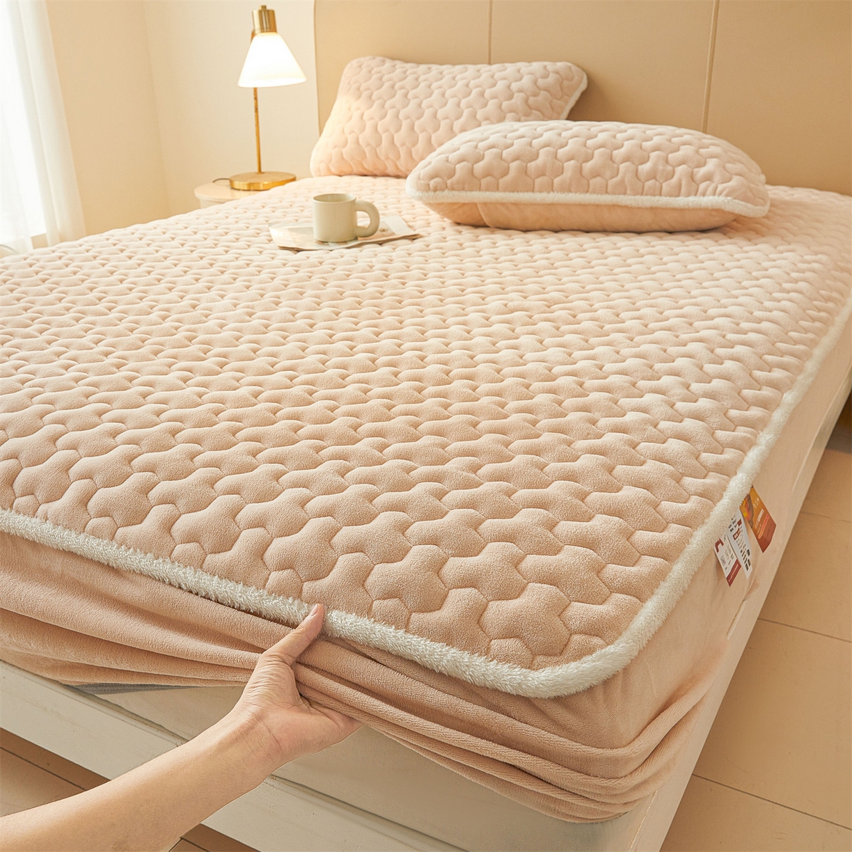 91家纺网 家纺一手货源 找家纺 雯豆家纺 2025冬季新款纯色素色牛奶绒夹棉床笠三件套保暖席梦思保护套牛奶绒夹棉床笠-山茶杏