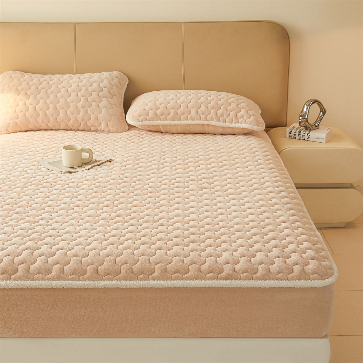 91家纺网 家纺一手货源 找家纺 雯豆家纺 2025冬季新款纯色素色牛奶绒夹棉床笠三件套保暖席梦思保护套牛奶绒夹棉床笠-山茶杏