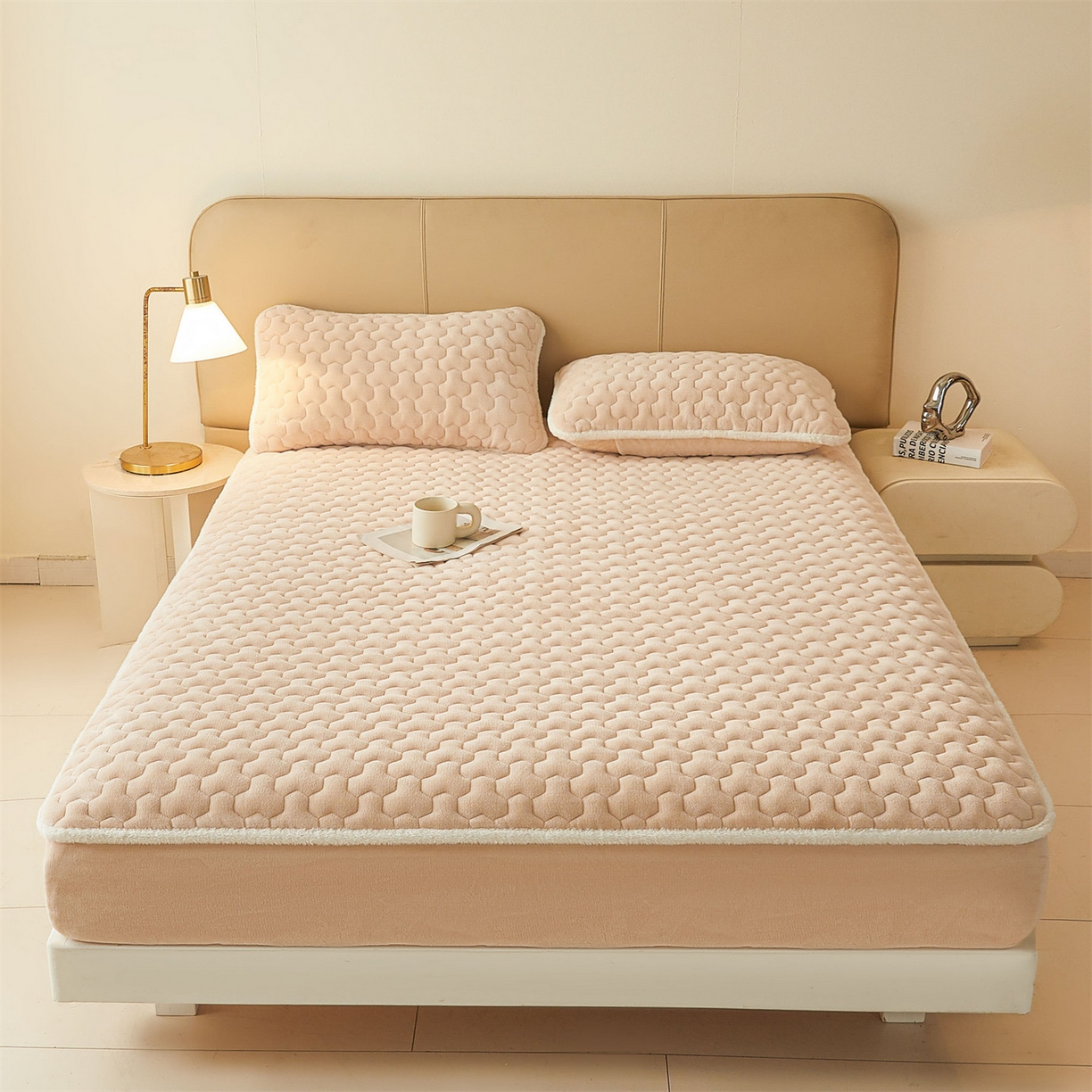 91家纺网 家纺一手货源 找家纺 雯豆家纺 2025冬季新款纯色素色牛奶绒夹棉床笠三件套保暖席梦思保护套牛奶绒夹棉床笠-山茶杏