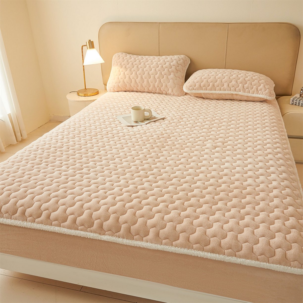 91家纺网 家纺一手货源 找家纺 雯豆家纺 2025冬季新款纯色素色牛奶绒夹棉床笠三件套保暖席梦思保护套牛奶绒夹棉床笠-山茶杏