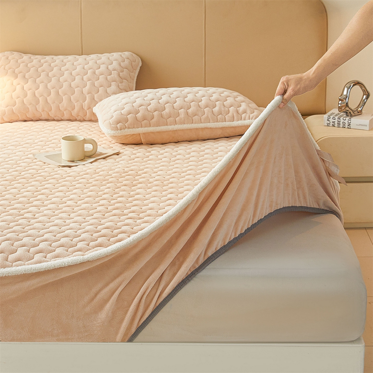 91家纺网 家纺一手货源 找家纺 雯豆家纺 2025冬季新款纯色素色牛奶绒夹棉床笠三件套保暖席梦思保护套牛奶绒夹棉床笠-山茶杏