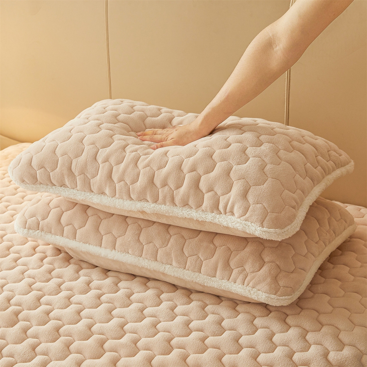 91家纺网 家纺一手货源 找家纺 雯豆家纺 2025冬季新款纯色素色牛奶绒夹棉床笠三件套保暖席梦思保护套牛奶绒夹棉床笠-山茶杏