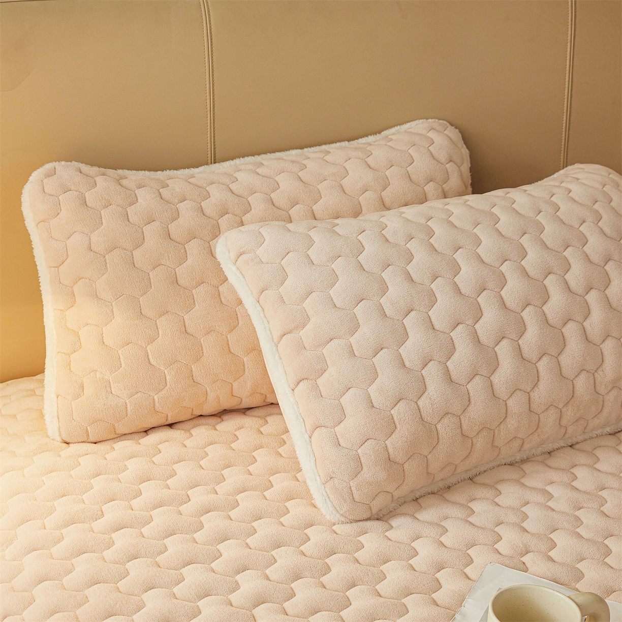 91家纺网 家纺一手货源 找家纺 雯豆家纺 2025冬季新款纯色素色牛奶绒夹棉床笠三件套保暖席梦思保护套牛奶绒夹棉床笠-山茶杏