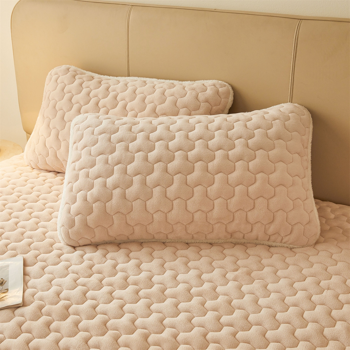 91家纺网 家纺一手货源 找家纺 雯豆家纺 2025冬季新款纯色素色牛奶绒夹棉床笠三件套保暖席梦思保护套牛奶绒夹棉床笠-山茶杏