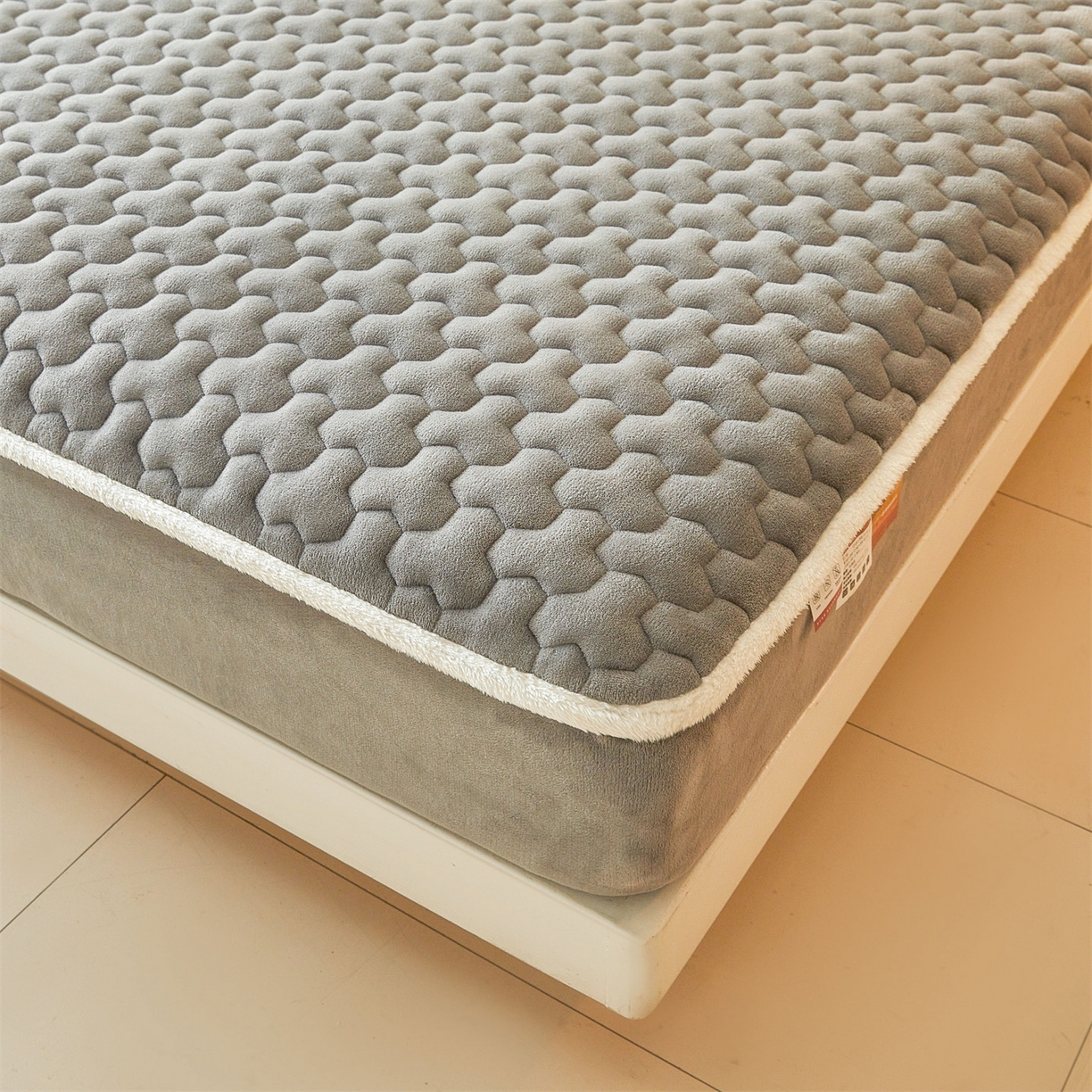 91家纺网 家纺一手货源 找家纺 雯豆家纺 2025冬季新款纯色素色牛奶绒夹棉床笠三件套保暖席梦思保护套牛奶绒夹棉床笠-深空灰