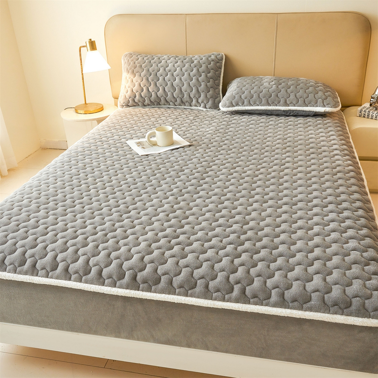 91家纺网 家纺一手货源 找家纺 雯豆家纺 2025冬季新款纯色素色牛奶绒夹棉床笠三件套保暖席梦思保护套牛奶绒夹棉床笠-深空灰