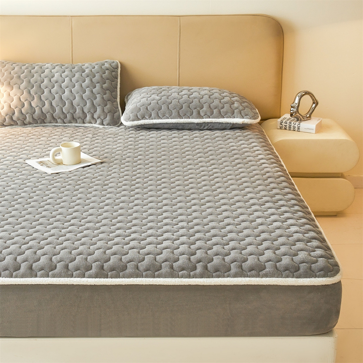 91家纺网 家纺一手货源 找家纺 雯豆家纺 2025冬季新款纯色素色牛奶绒夹棉床笠三件套保暖席梦思保护套牛奶绒夹棉床笠-深空灰