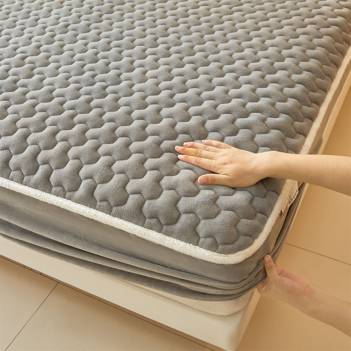 91家纺网 家纺一手货源 找家纺 雯豆家纺 2025冬季新款纯色素色牛奶绒夹棉床笠三件套保暖席梦思保护套牛奶绒夹棉床笠-深空灰