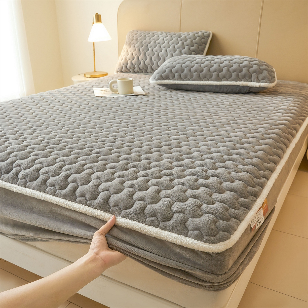 91家纺网 家纺一手货源 找家纺 雯豆家纺 2025冬季新款纯色素色牛奶绒夹棉床笠三件套保暖席梦思保护套牛奶绒夹棉床笠-深空灰