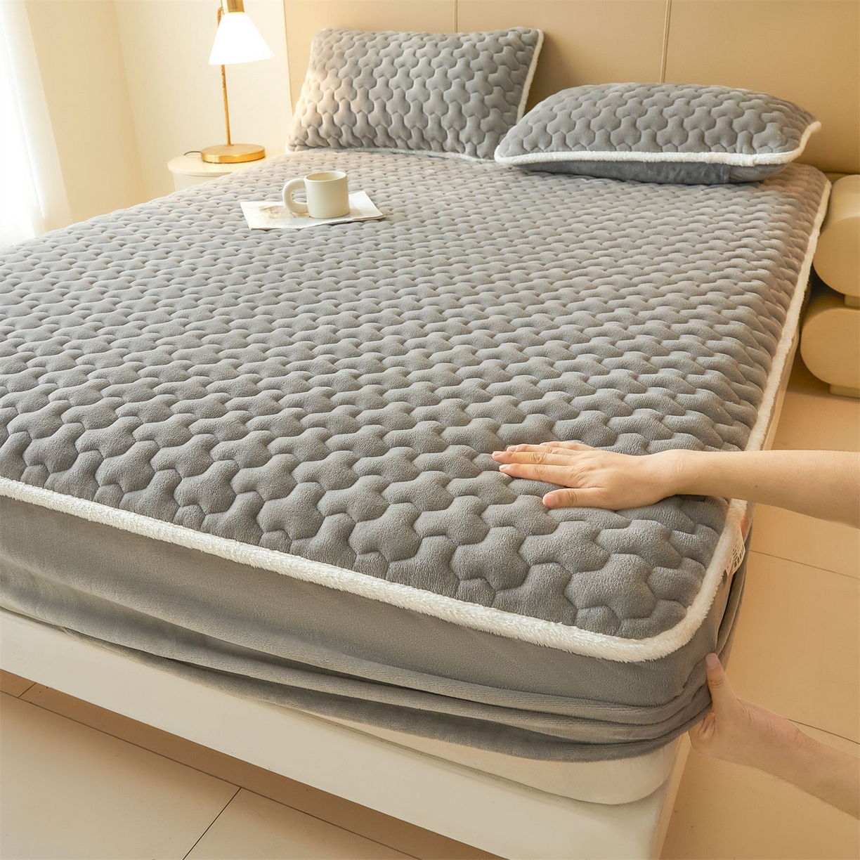 91家纺网 家纺一手货源 找家纺 雯豆家纺 2025冬季新款纯色素色牛奶绒夹棉床笠三件套保暖席梦思保护套牛奶绒夹棉床笠-深空灰