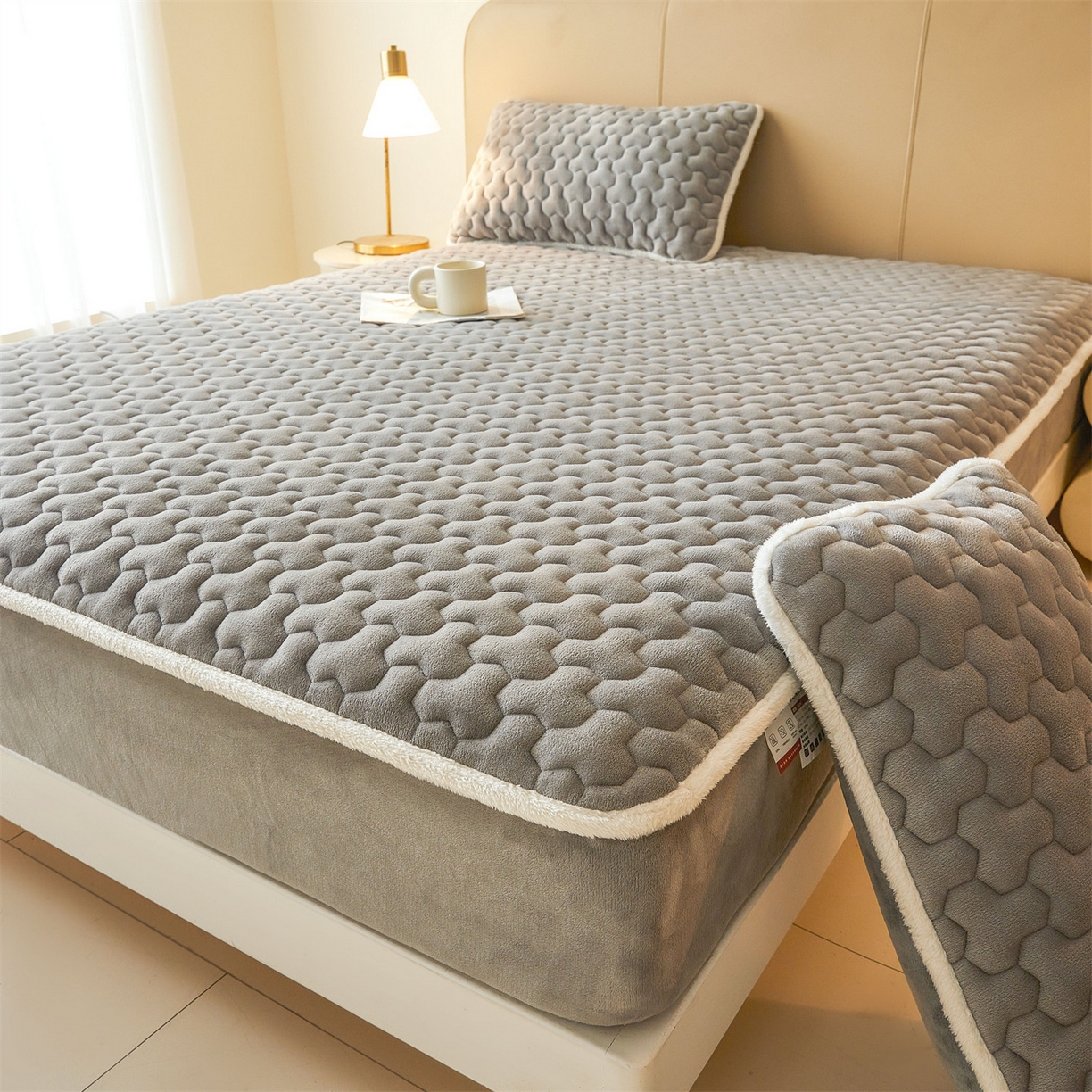 91家纺网 家纺一手货源 找家纺 雯豆家纺 2025冬季新款纯色素色牛奶绒夹棉床笠三件套保暖席梦思保护套牛奶绒夹棉床笠-深空灰