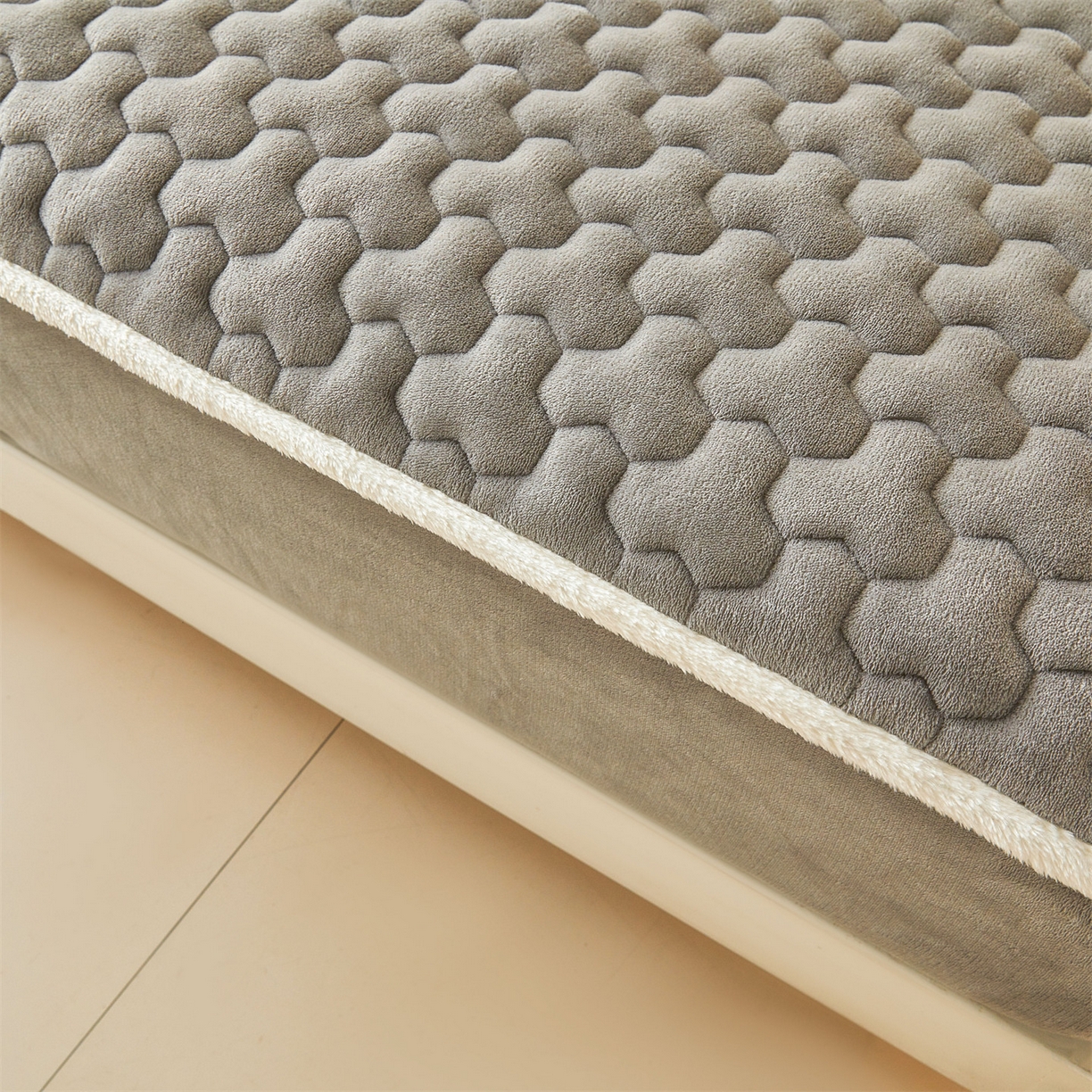 91家纺网 家纺一手货源 找家纺 雯豆家纺 2025冬季新款纯色素色牛奶绒夹棉床笠三件套保暖席梦思保护套牛奶绒夹棉床笠-深空灰