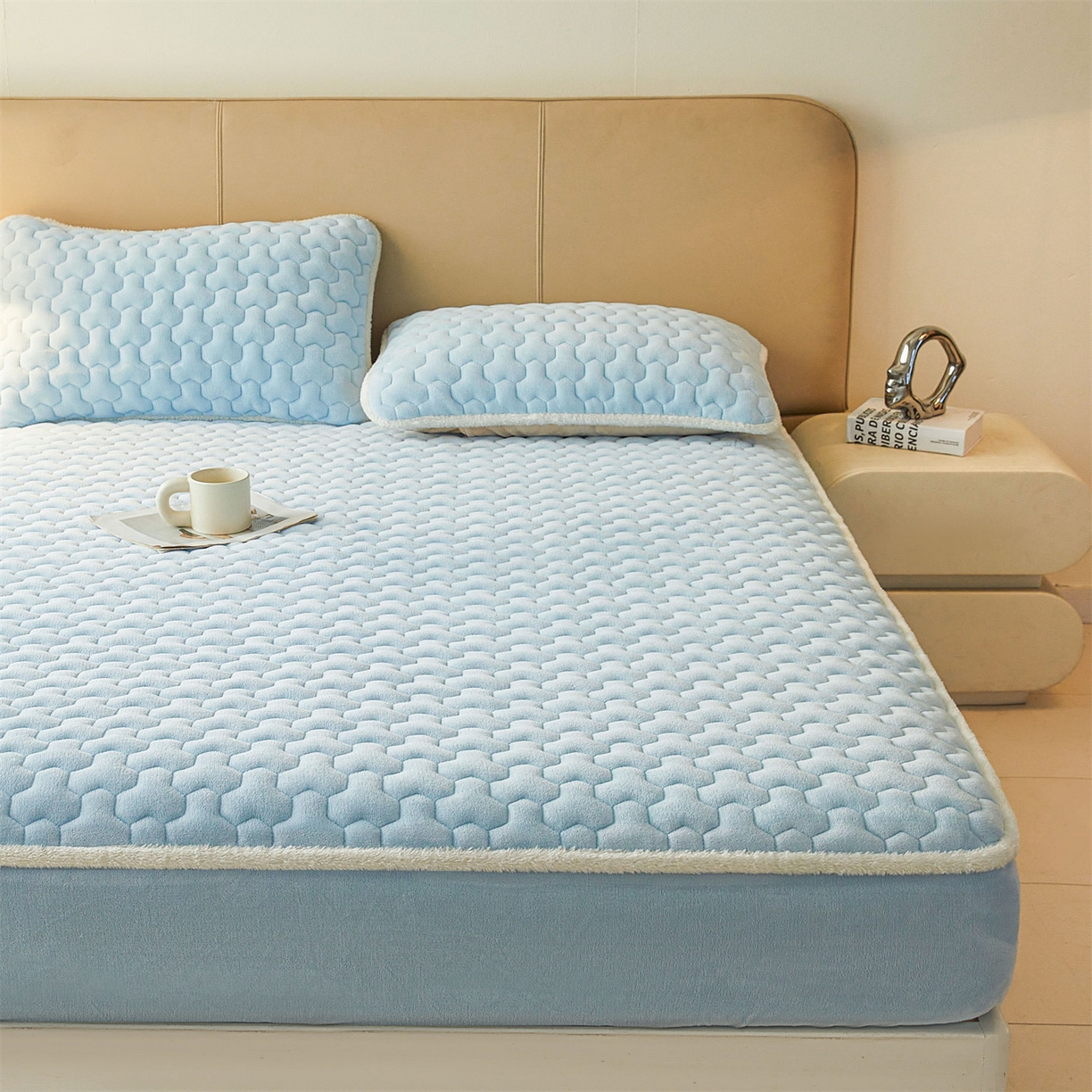 91家纺网 家纺一手货源 找家纺 雯豆家纺 2025冬季新款纯色素色牛奶绒夹棉床笠三件套保暖席梦思保护套牛奶绒夹棉床笠-天蓝