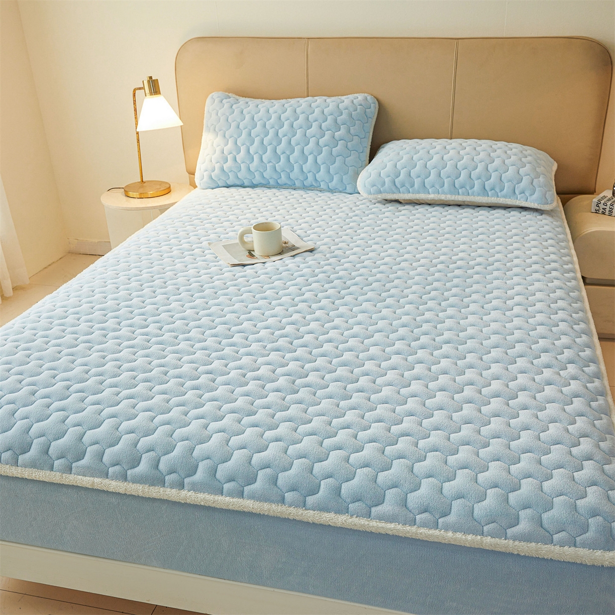 91家纺网 家纺一手货源 找家纺 雯豆家纺 2025冬季新款纯色素色牛奶绒夹棉床笠三件套保暖席梦思保护套牛奶绒夹棉床笠-天蓝