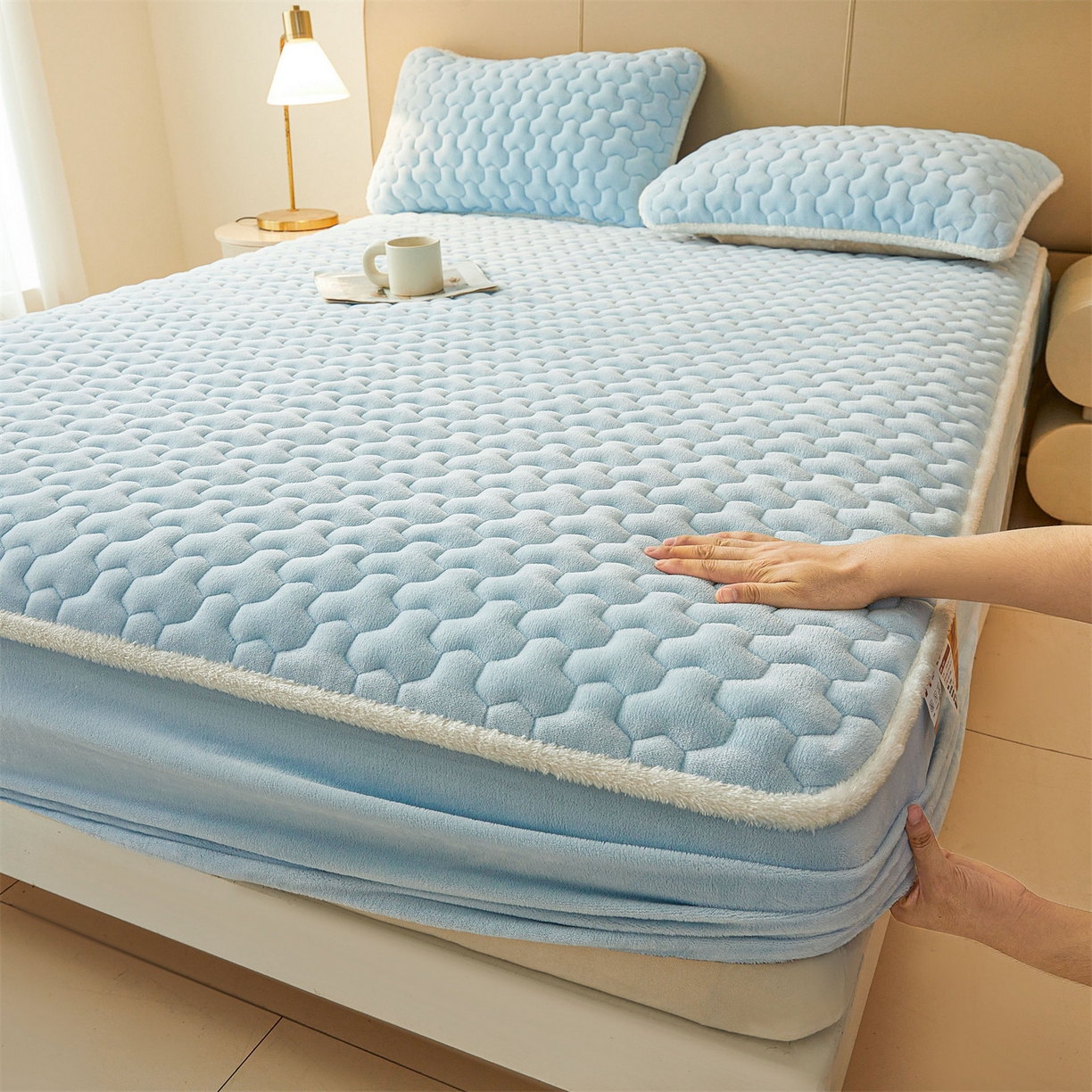 91家纺网 家纺一手货源 找家纺 雯豆家纺 2025冬季新款纯色素色牛奶绒夹棉床笠三件套保暖席梦思保护套牛奶绒夹棉床笠-天蓝