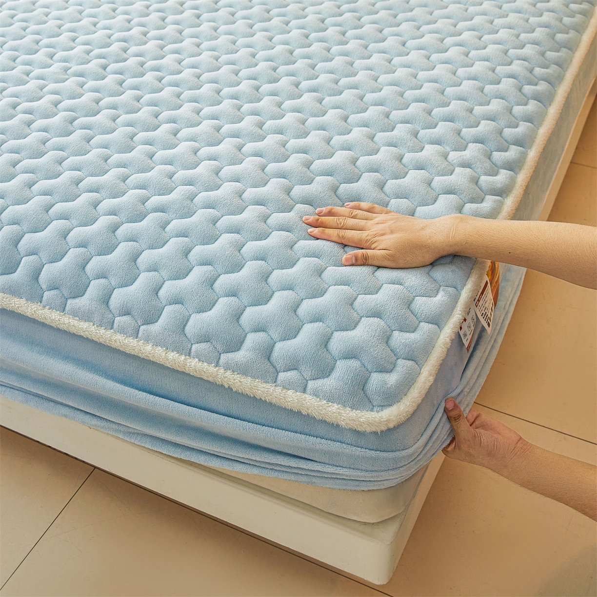 91家纺网 家纺一手货源 找家纺 雯豆家纺 2025冬季新款纯色素色牛奶绒夹棉床笠三件套保暖席梦思保护套牛奶绒夹棉床笠-天蓝