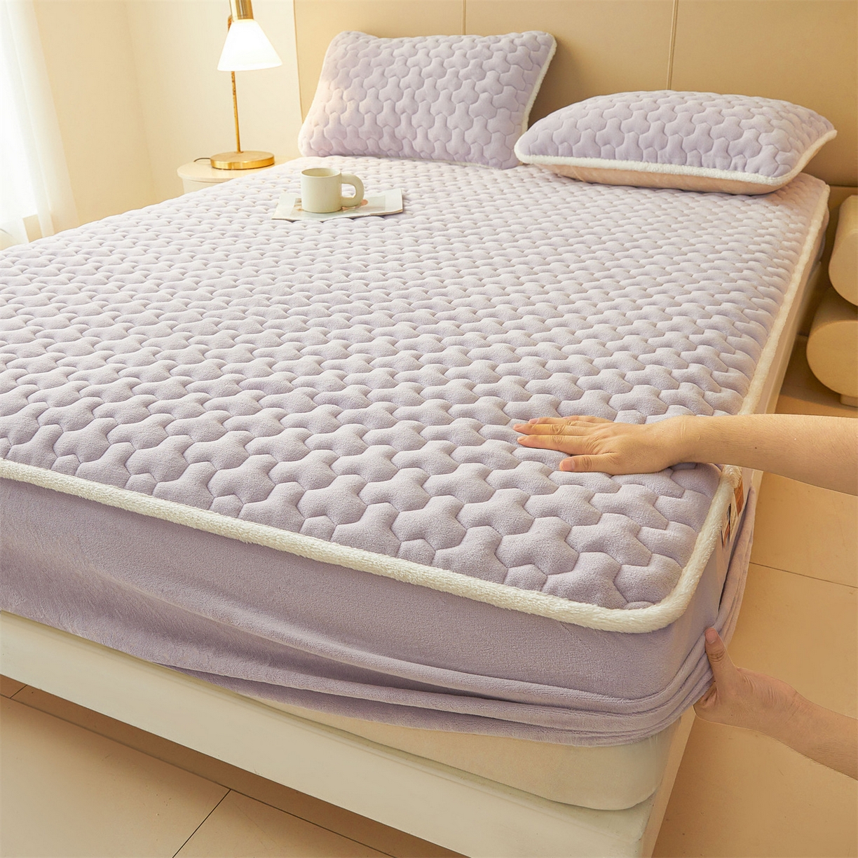 91家纺网 家纺一手货源 找家纺 雯豆家纺 2025冬季新款纯色素色牛奶绒夹棉床笠三件套保暖席梦思保护套牛奶绒夹棉床笠-雪青