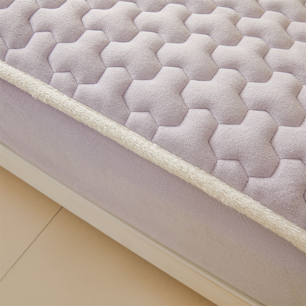 91家纺网 家纺一手货源 找家纺 雯豆家纺 2025冬季新款纯色素色牛奶绒夹棉床笠三件套保暖席梦思保护套牛奶绒夹棉床笠-雪青