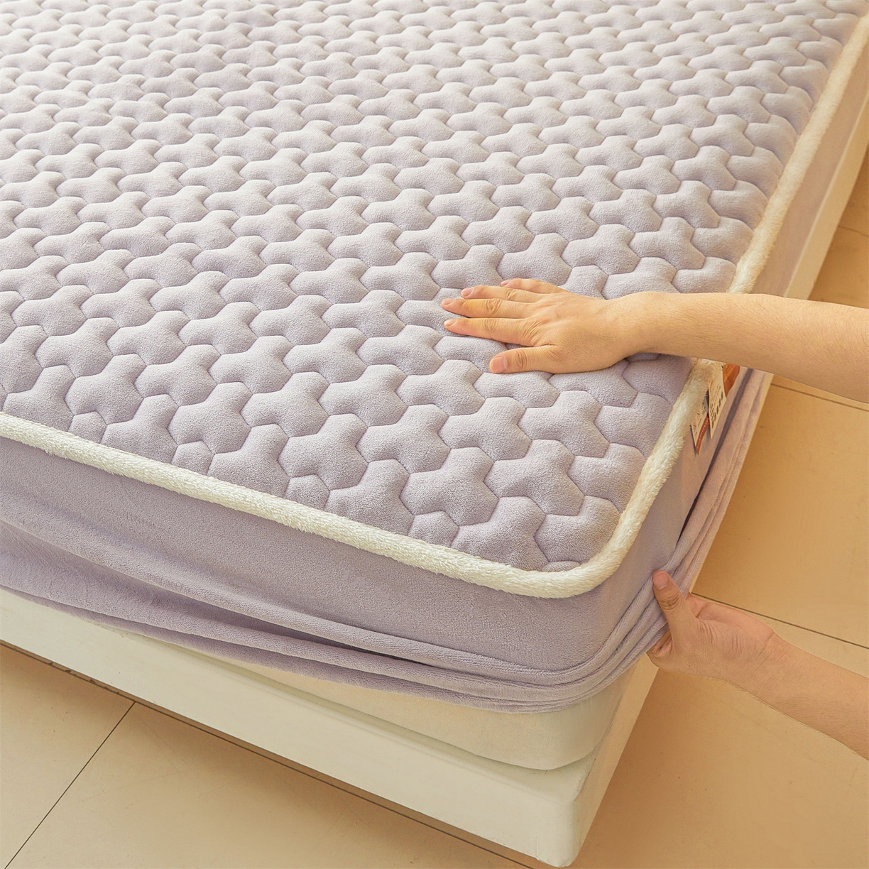 91家纺网 家纺一手货源 找家纺 雯豆家纺 2025冬季新款纯色素色牛奶绒夹棉床笠三件套保暖席梦思保护套牛奶绒夹棉床笠-雪青