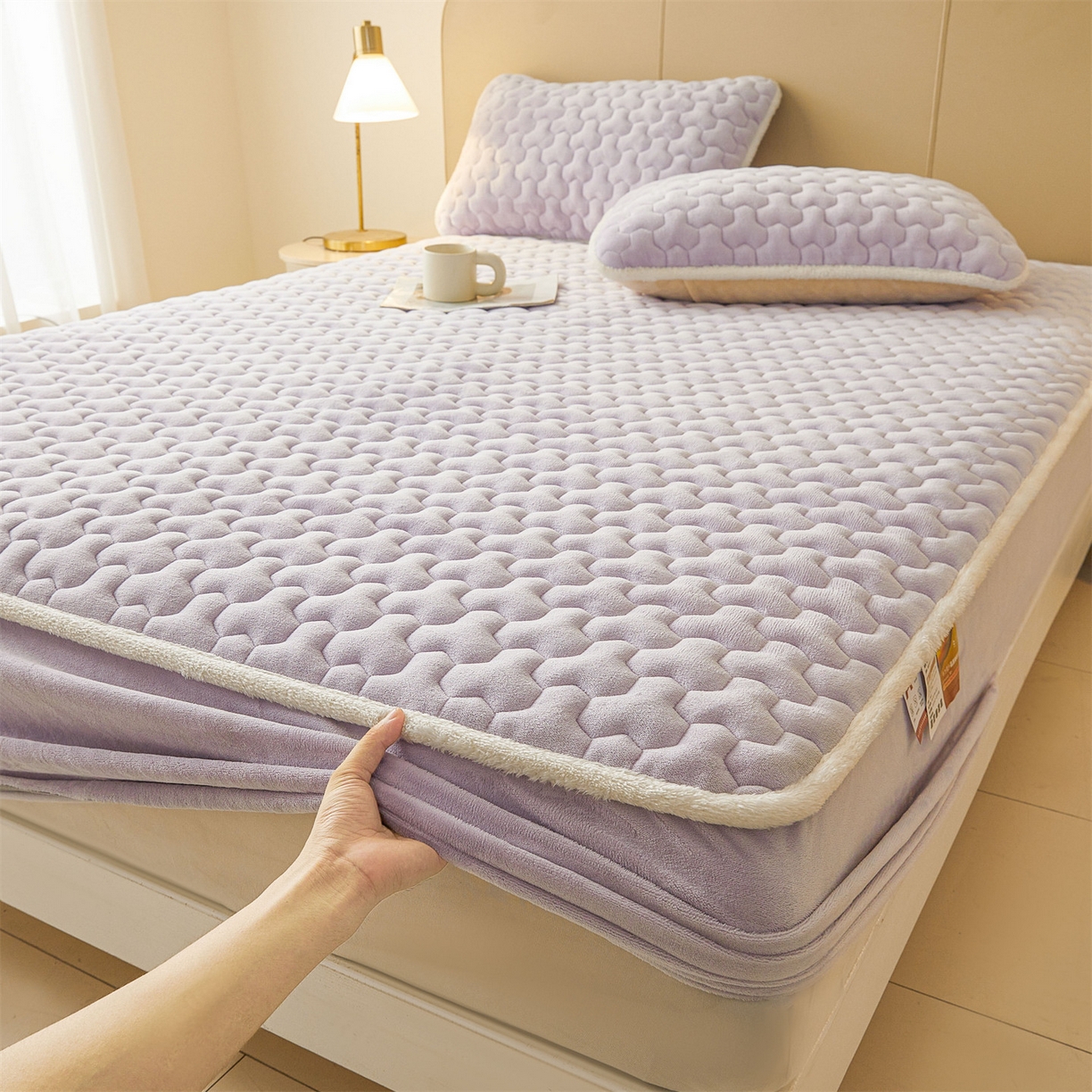 91家纺网 家纺一手货源 找家纺 雯豆家纺 2025冬季新款纯色素色牛奶绒夹棉床笠三件套保暖席梦思保护套牛奶绒夹棉床笠-雪青