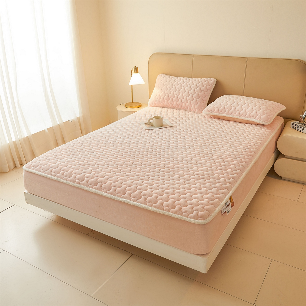 91家纺网 家纺一手货源 找家纺 雯豆家纺 2025冬季新款纯色素色牛奶绒夹棉床笠三件套保暖席梦思保护套牛奶绒夹棉床笠-玉颜粉