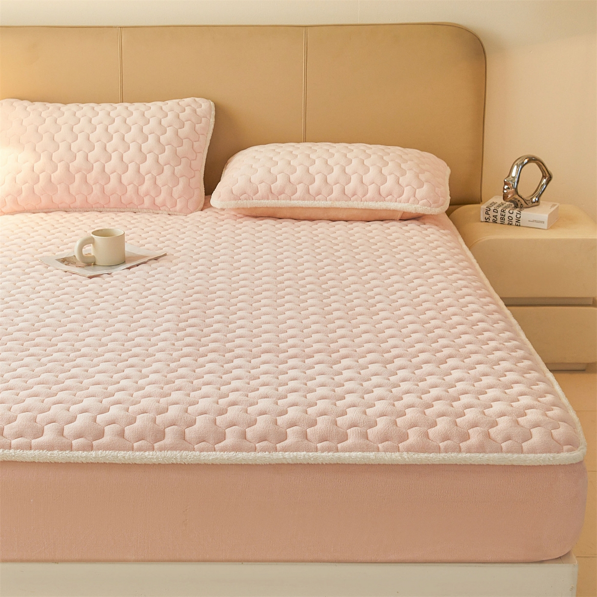 91家纺网 家纺一手货源 找家纺 雯豆家纺 2025冬季新款纯色素色牛奶绒夹棉床笠三件套保暖席梦思保护套牛奶绒夹棉床笠-玉颜粉