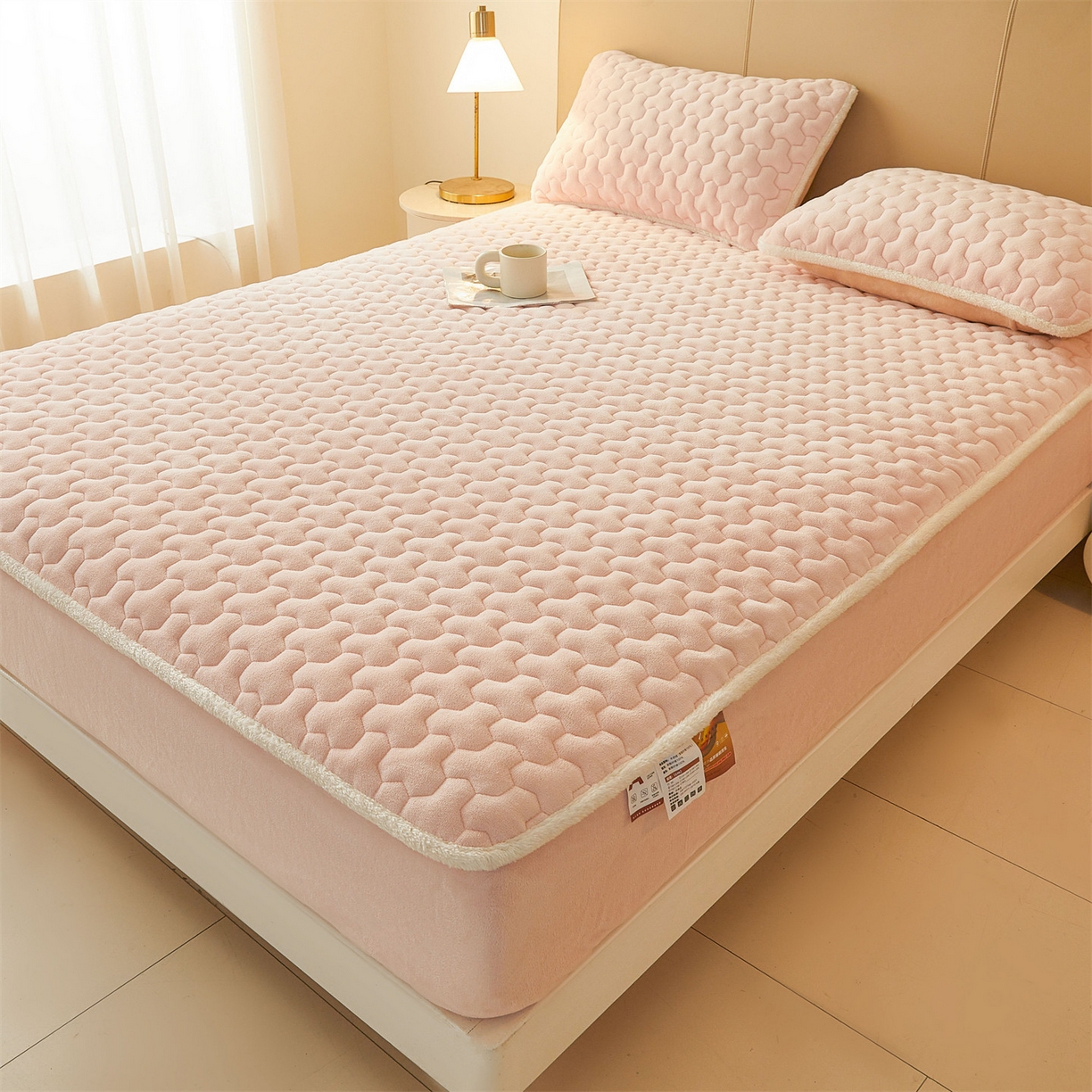 91家纺网 家纺一手货源 找家纺 雯豆家纺 2025冬季新款纯色素色牛奶绒夹棉床笠三件套保暖席梦思保护套牛奶绒夹棉床笠-玉颜粉