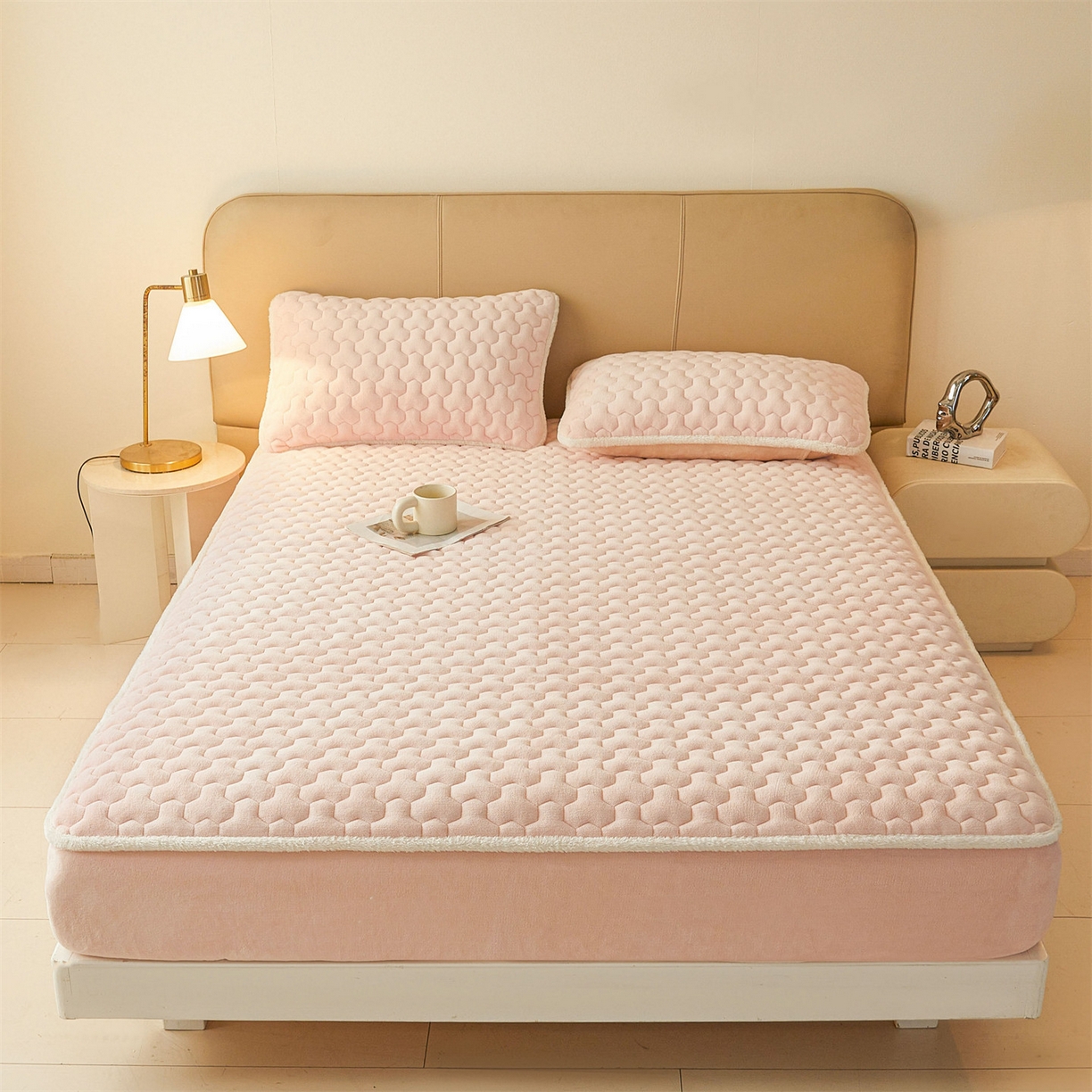 91家纺网 家纺一手货源 找家纺 雯豆家纺 2025冬季新款纯色素色牛奶绒夹棉床笠三件套保暖席梦思保护套牛奶绒夹棉床笠-玉颜粉