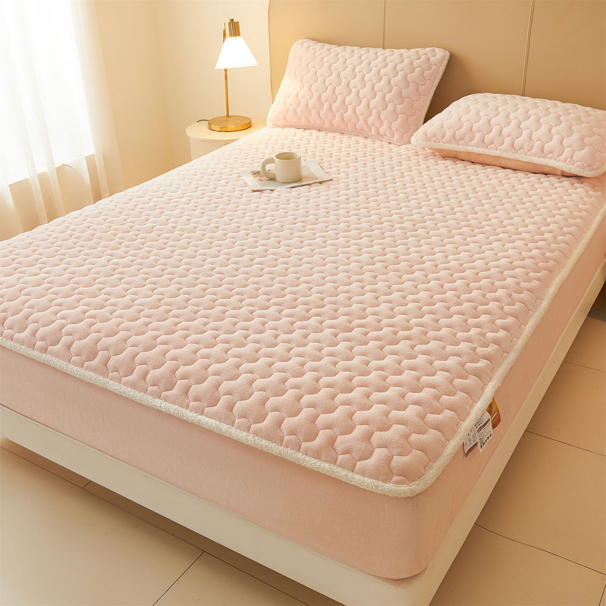 91家纺网 家纺一手货源 找家纺 雯豆家纺 2025冬季新款纯色素色牛奶绒夹棉床笠三件套保暖席梦思保护套牛奶绒夹棉床笠-玉颜粉