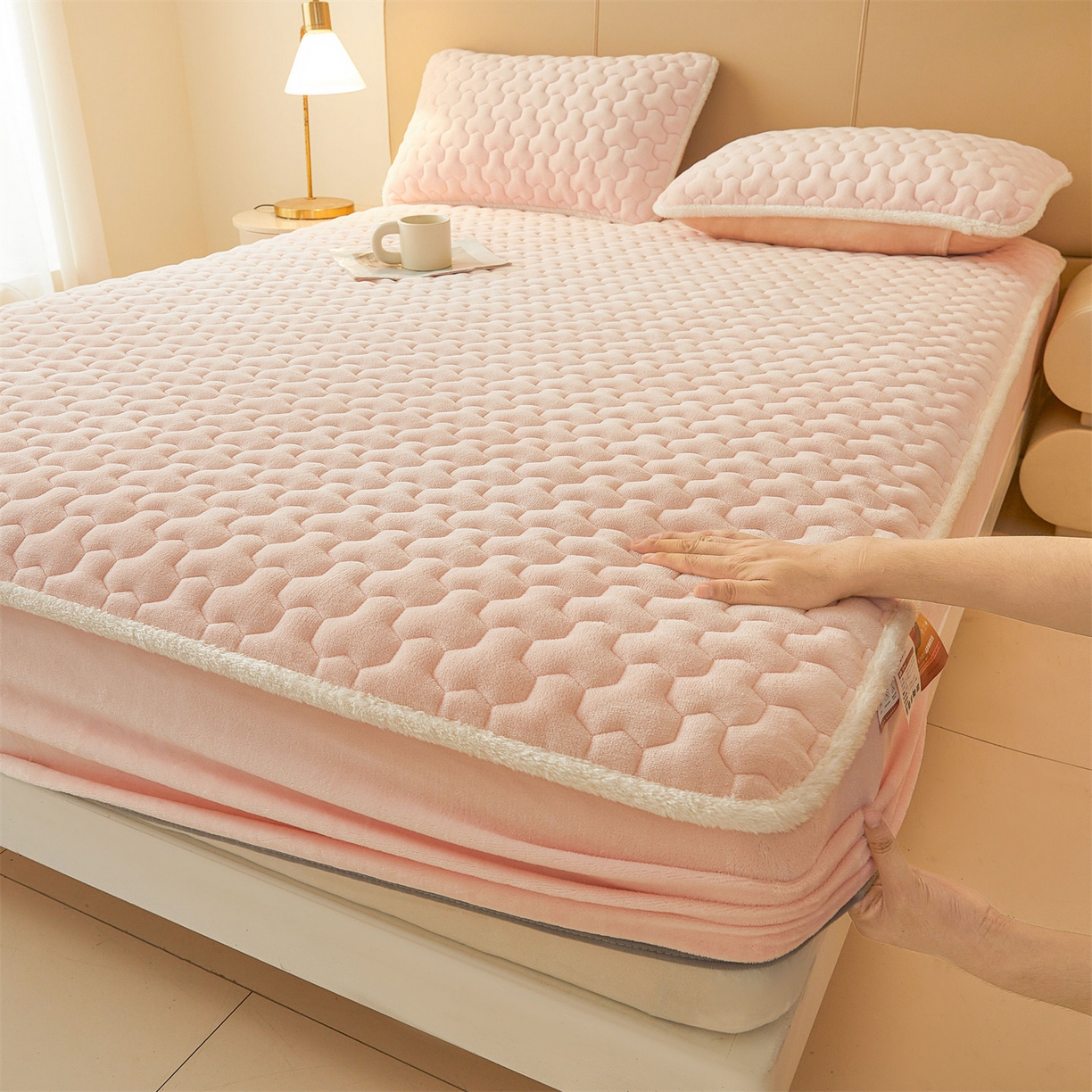 91家纺网 家纺一手货源 找家纺 雯豆家纺 2025冬季新款纯色素色牛奶绒夹棉床笠三件套保暖席梦思保护套牛奶绒夹棉床笠-玉颜粉