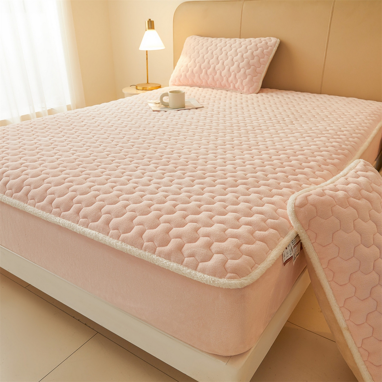 91家纺网 家纺一手货源 找家纺 雯豆家纺 2025冬季新款纯色素色牛奶绒夹棉床笠三件套保暖席梦思保护套牛奶绒夹棉床笠-玉颜粉