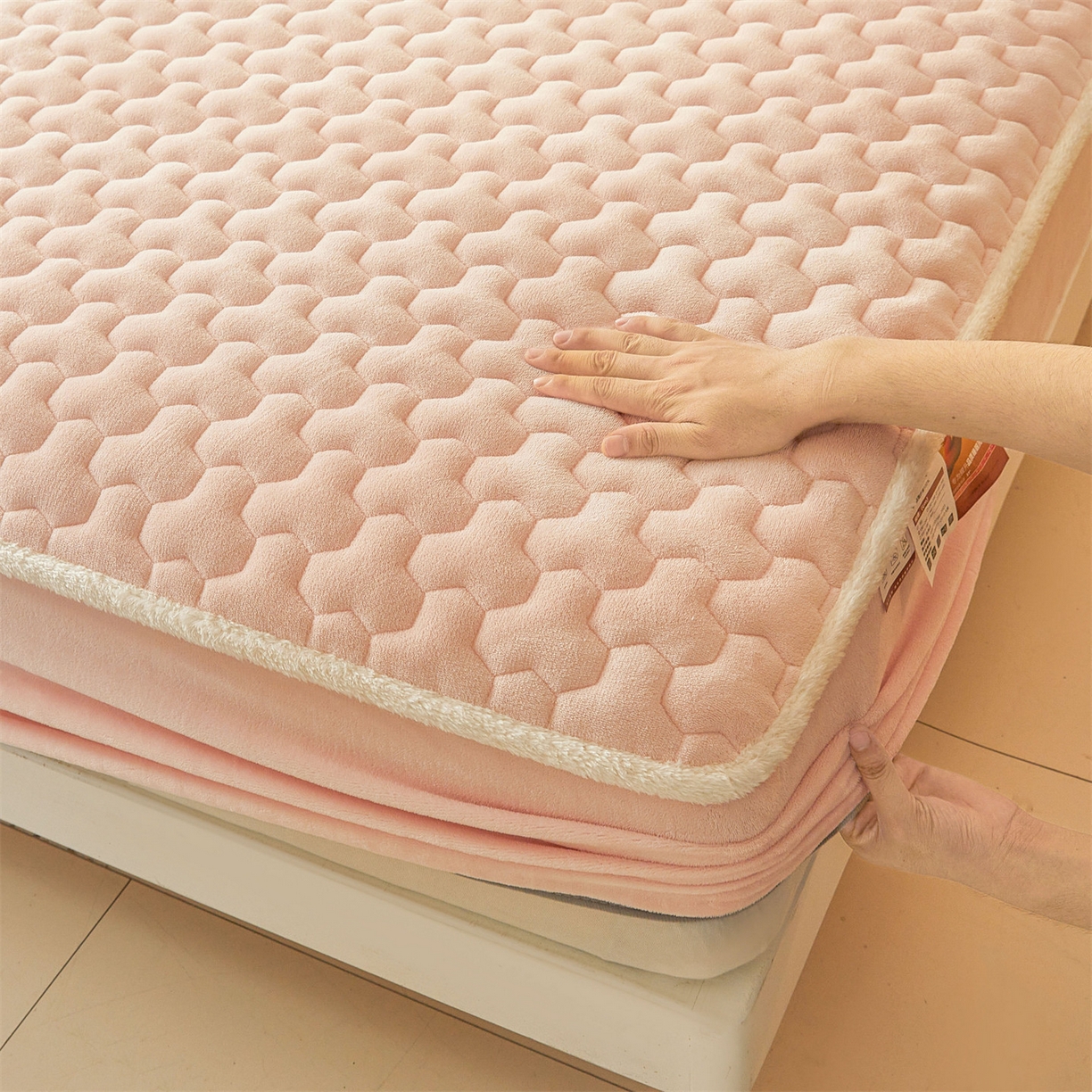 91家纺网 家纺一手货源 找家纺 雯豆家纺 2025冬季新款纯色素色牛奶绒夹棉床笠三件套保暖席梦思保护套牛奶绒夹棉床笠-玉颜粉