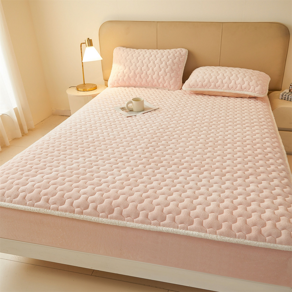 91家纺网 家纺一手货源 找家纺 雯豆家纺 2025冬季新款纯色素色牛奶绒夹棉床笠三件套保暖席梦思保护套牛奶绒夹棉床笠-玉颜粉