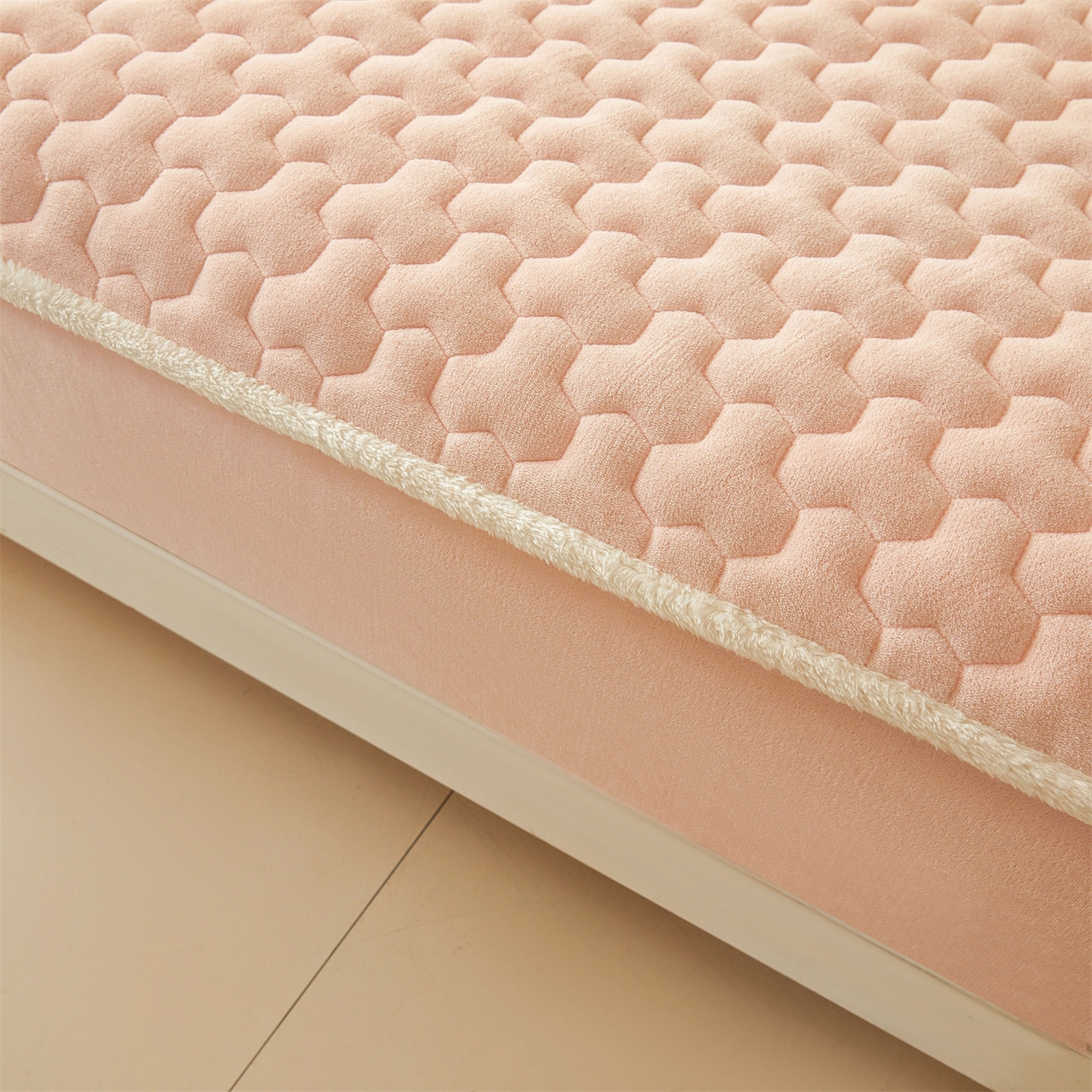 91家纺网 家纺一手货源 找家纺 雯豆家纺 2025冬季新款纯色素色牛奶绒夹棉床笠三件套保暖席梦思保护套牛奶绒夹棉床笠-玉颜粉