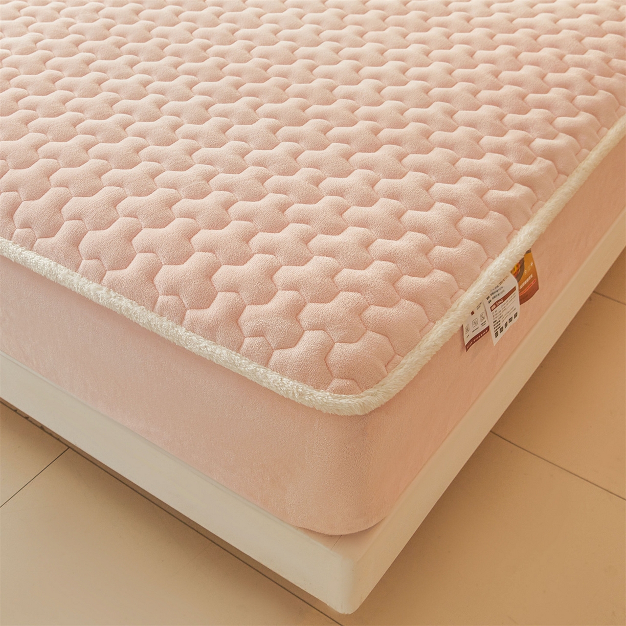 91家纺网 家纺一手货源 找家纺 雯豆家纺 2025冬季新款纯色素色牛奶绒夹棉床笠三件套保暖席梦思保护套牛奶绒夹棉床笠-玉颜粉