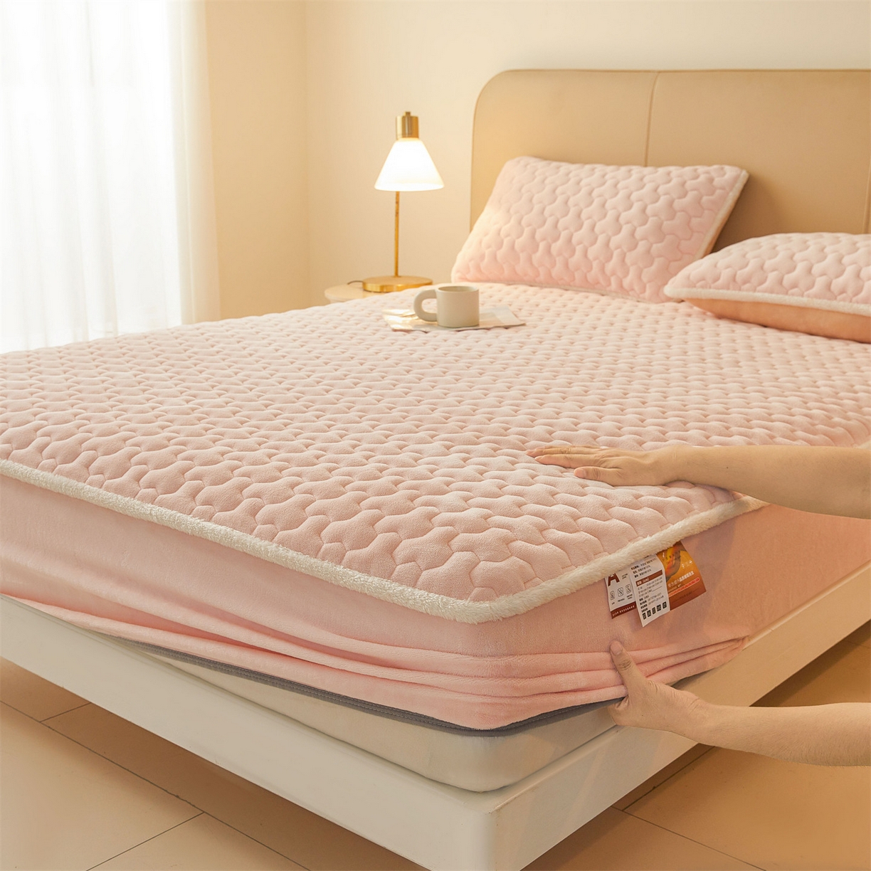 91家纺网 家纺一手货源 找家纺 雯豆家纺 2025冬季新款纯色素色牛奶绒夹棉床笠三件套保暖席梦思保护套牛奶绒夹棉床笠-玉颜粉